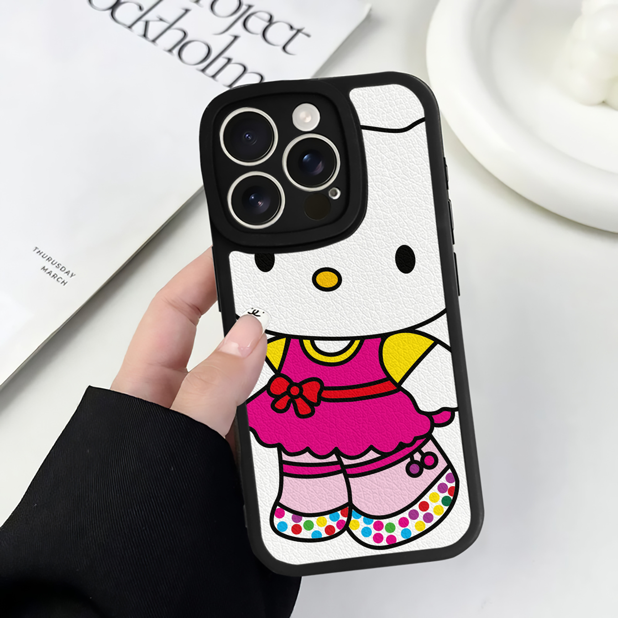 （画像用） Hello Kitty ハローキティ 【iPhone 16シリーズ対応】シリコンスマホケース（レザー調） 材質：シリコン